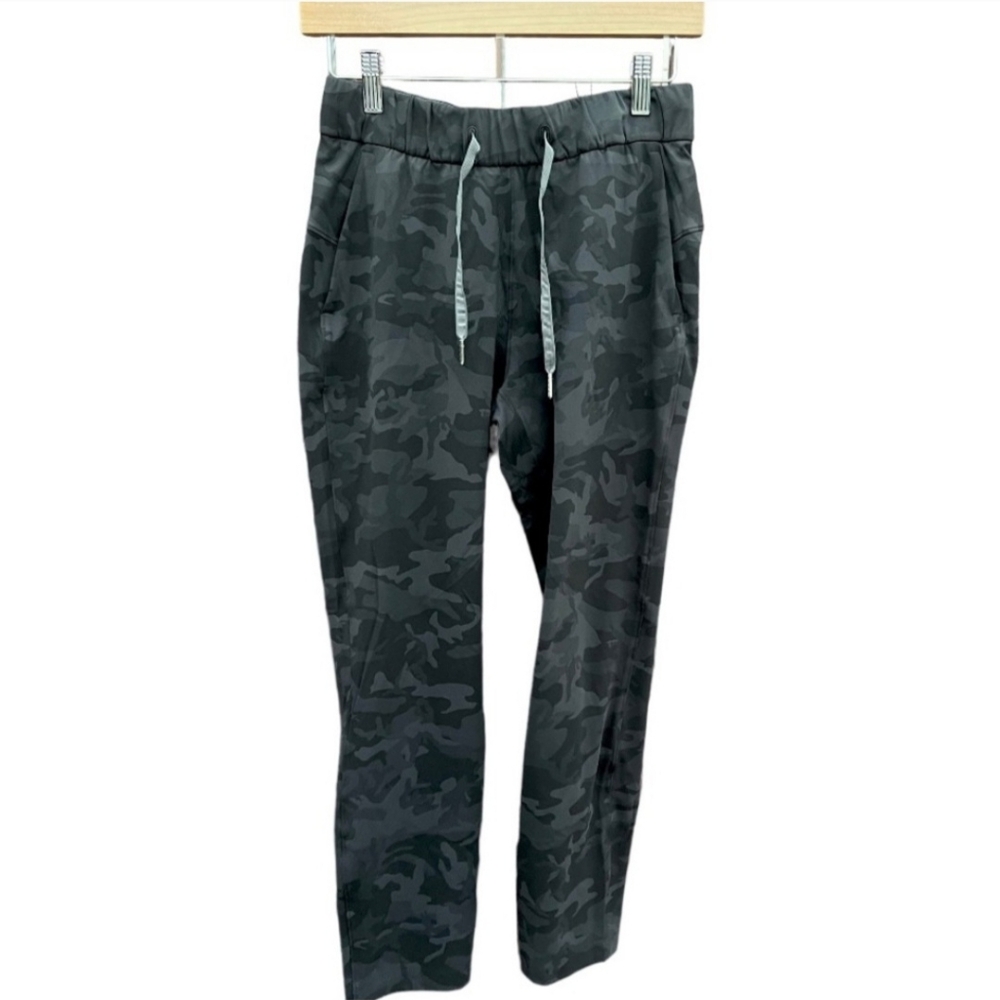 EUC- Lululemon On The Fly 28" Incognito Camo Multi Grey / Coal Pant Size 4 - Picture 6 of 10